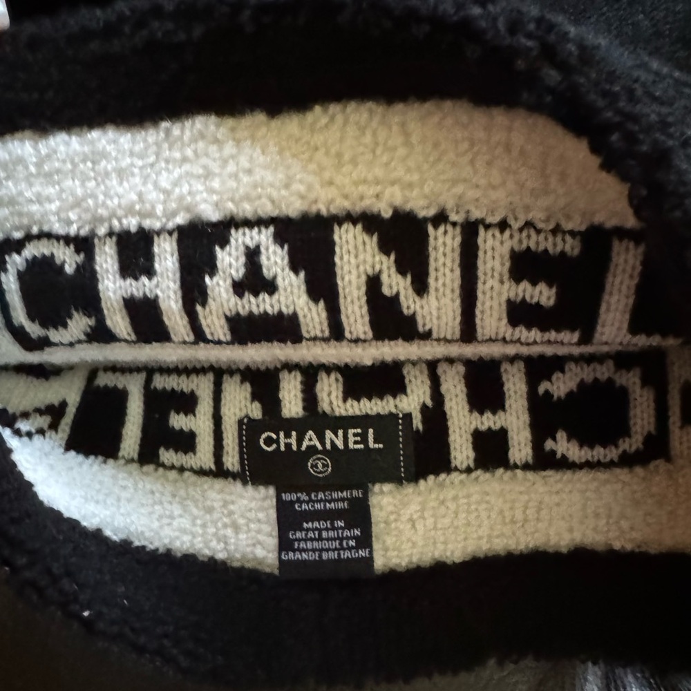 Chanel REV Black White Pom
Pom Cashmere CC Logo Knit Cloche Beanie Winter Hat - Picture 8 of 11